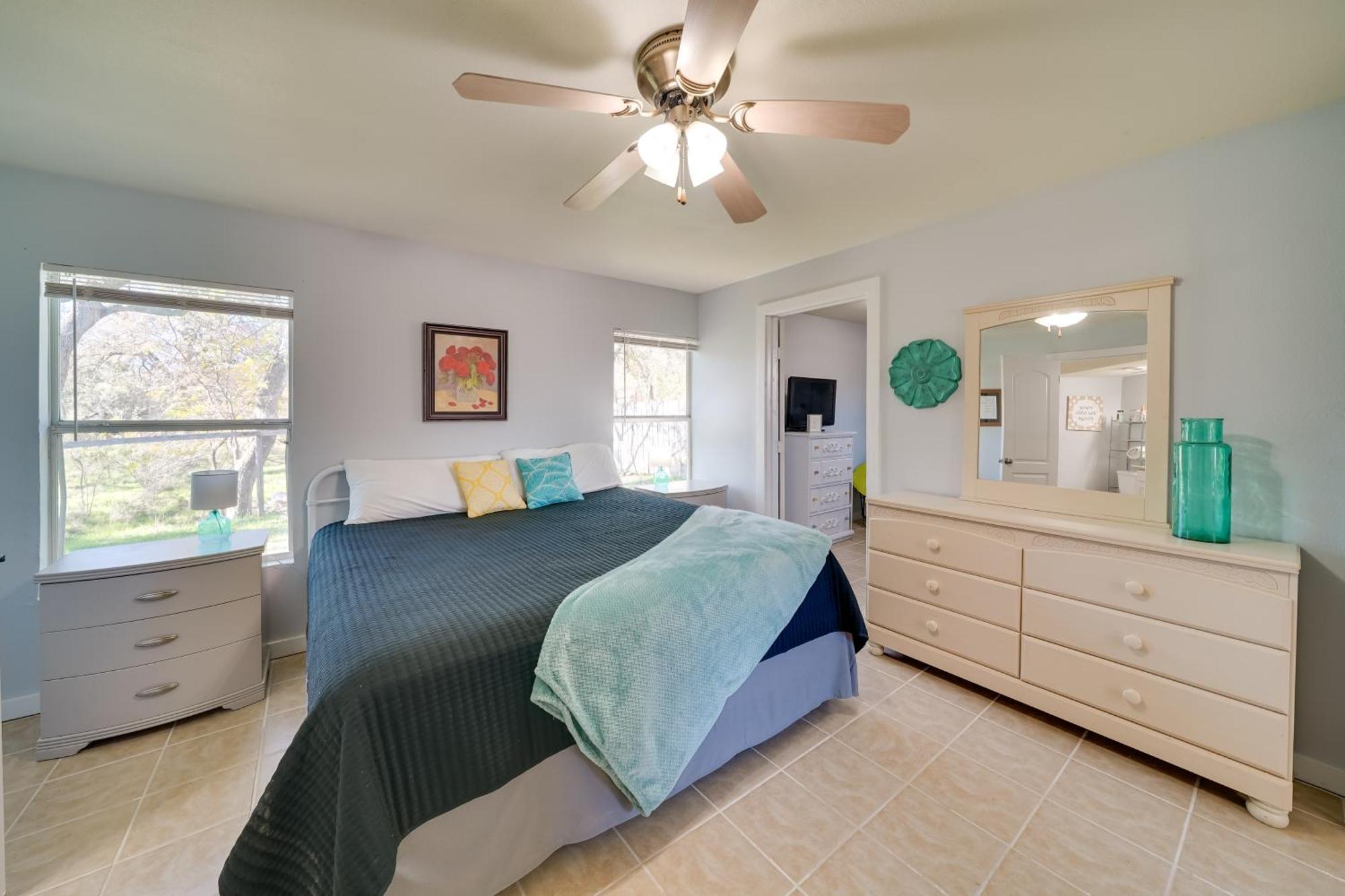 Holiday home Cozy With Medina River Access!